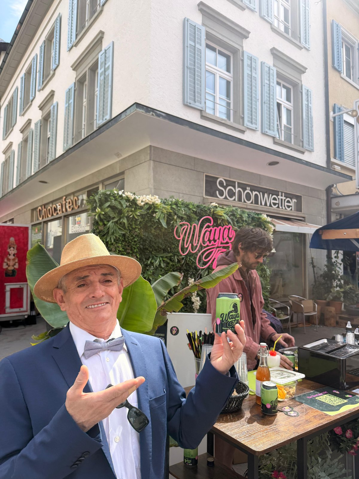 WAYA Bar auf dem Landsgemeindeplatz Glarus mit pinkem WAYA Neon-Schriftzug