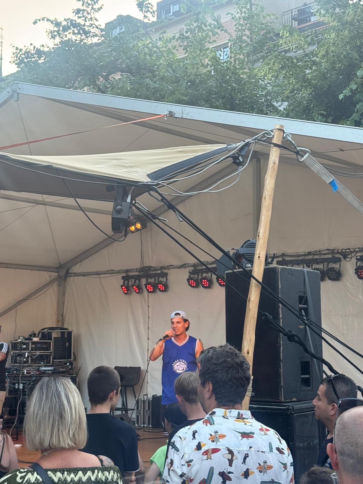 WAYA Mitgründer Samuel aka El Cambio live auf der Bühne am WAYA DayRave, Stadtfest Glarus